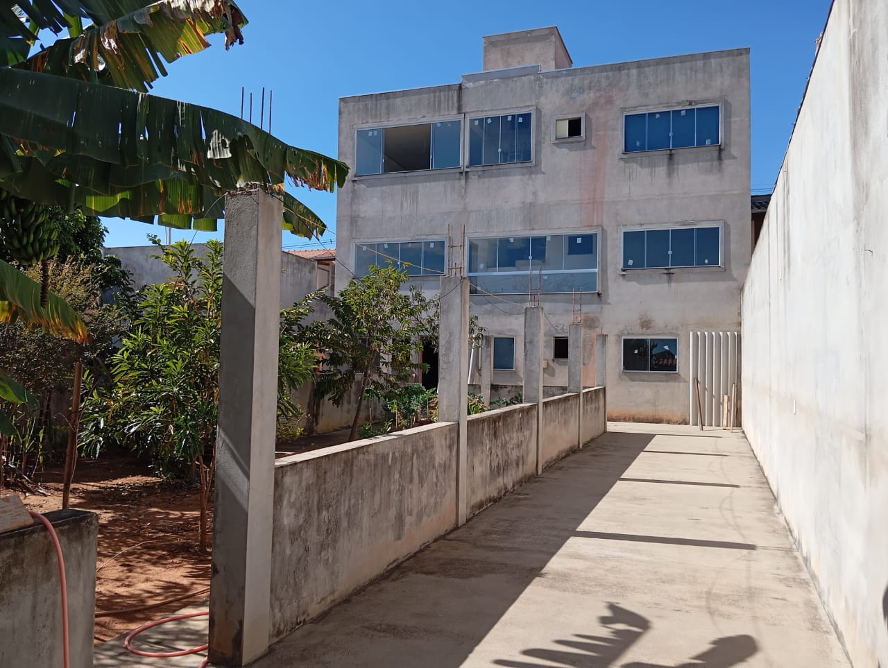 Casa inacabada à venda no bairro Colinas da Serra III.Santa Cecília Imóveis