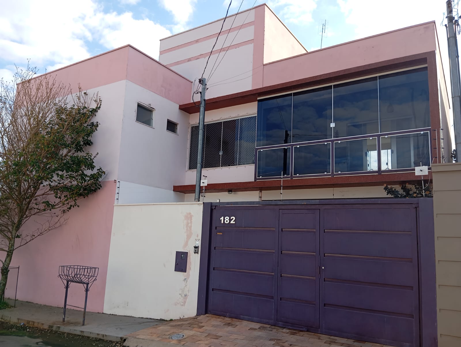 Casa à venda no bairro Serra Azul. Área construída: 161,90m².Santa Cecília Imóveis