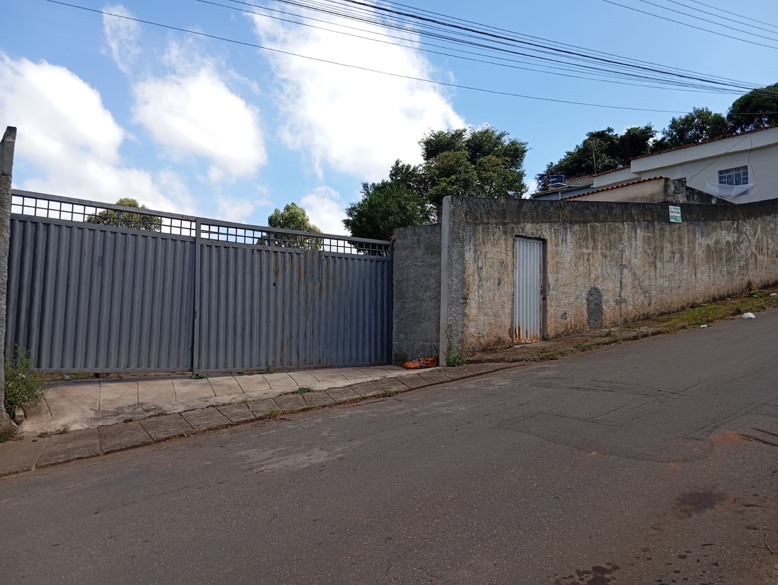 Lote próximo à Rodovia Br-265, todo murado, ótima topografia. 1.500m².Santa Cecília Imóveis