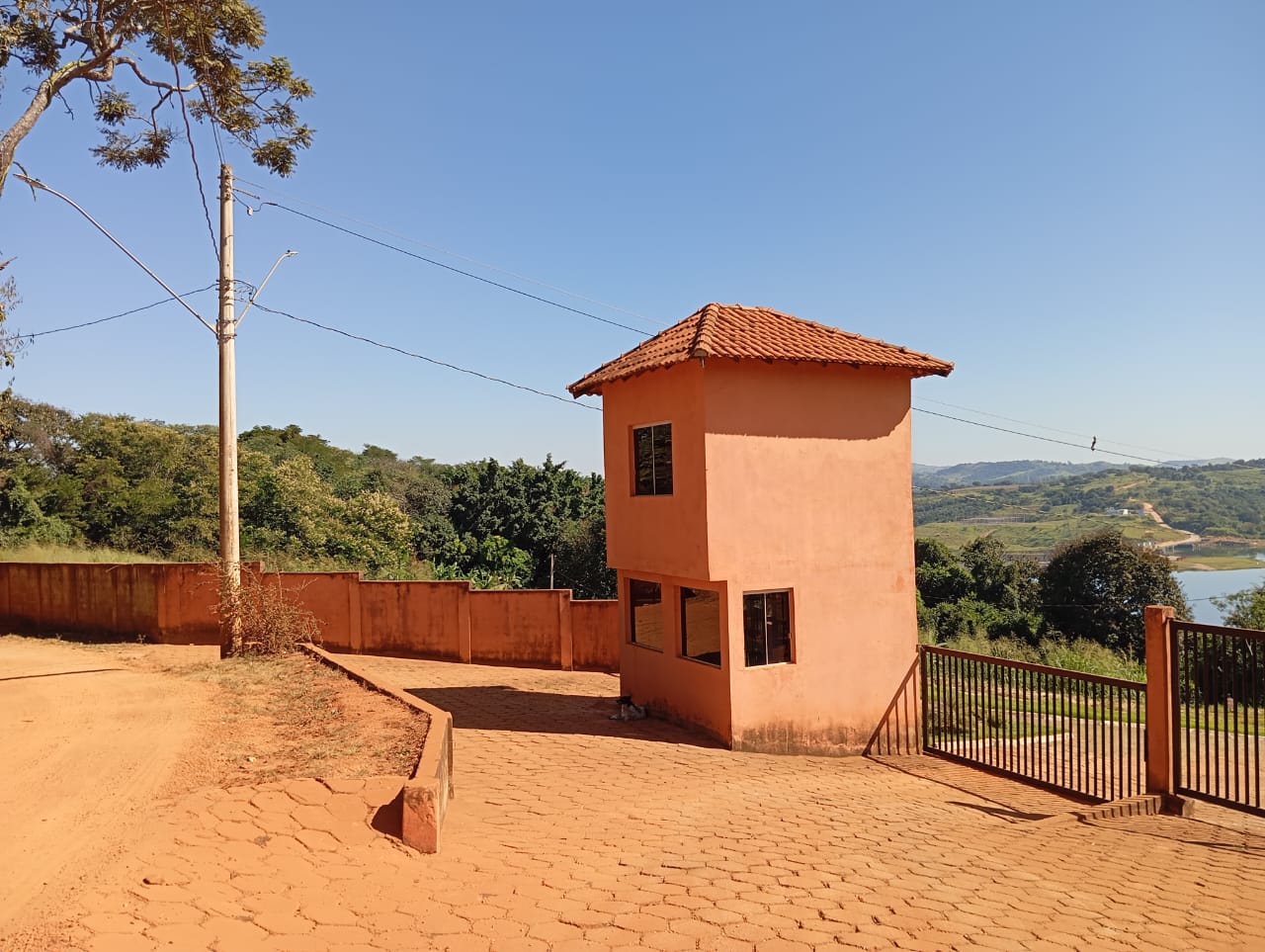 Vende-se lote de esquina no condomínio Vistas do Funil. Santa Cecília Imóveis