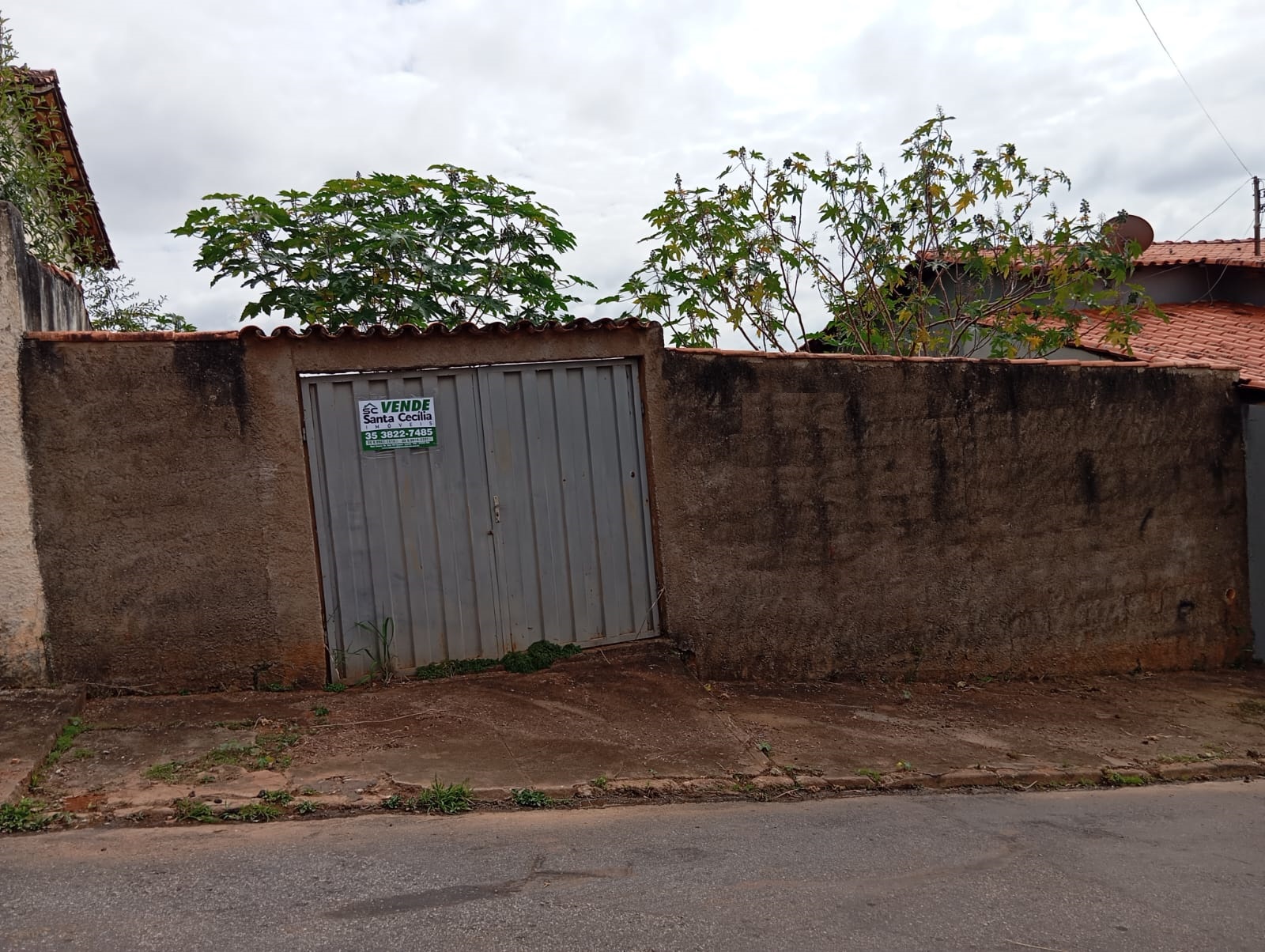 Lote à venda no bairro Aeroporto, todo murado.Santa Cecília Imóveis