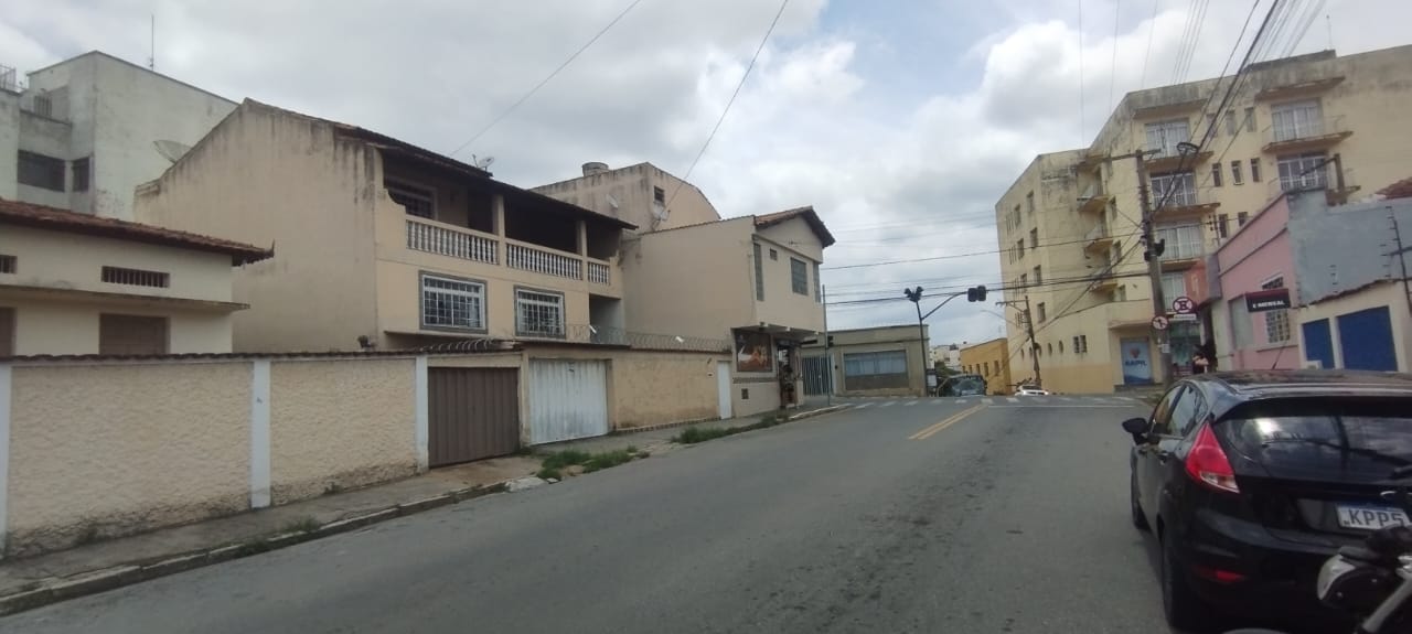 CASA AMPLA BEM LOCALIZADA NO CENTROSanta Cecília Imóveis