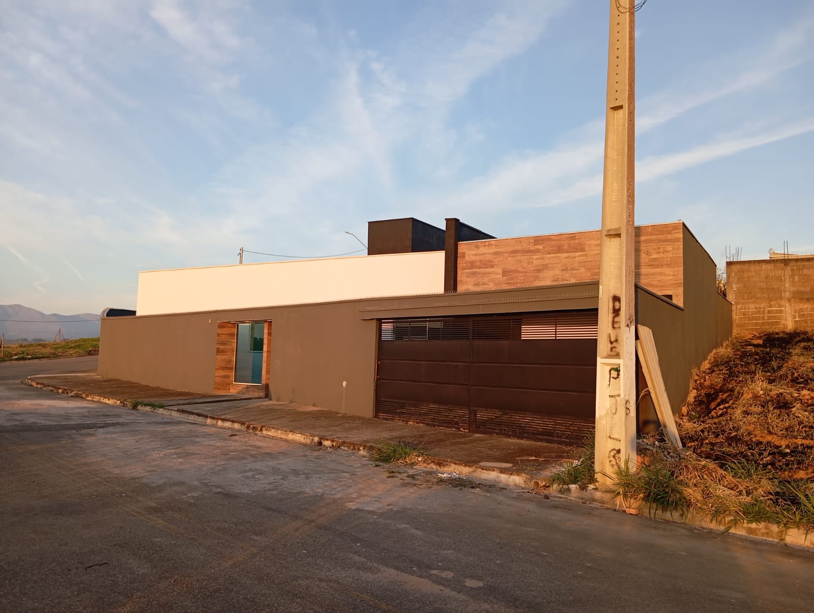Casa nova com linda Vista no bairro Villa da Serra.Santa Cecília Imóveis
