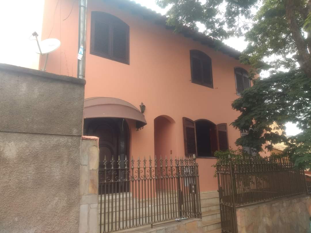 CASA À VENDA NO CENTROSanta Cecília Imóveis
