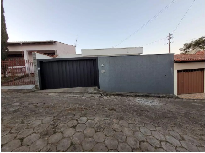 CASA À VENDA COM ÓTIMA LOCALIZAÇÃOSanta Cecília Imóveis