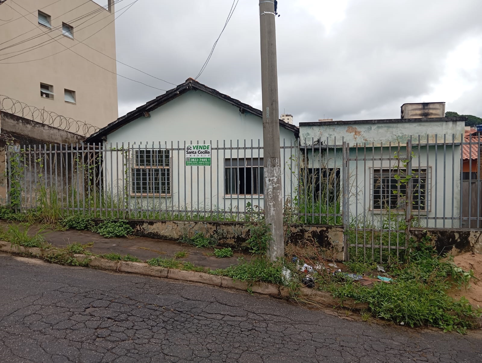 Casa antiga em ótima localização, bairro Costa Pinto.Santa Cecília Imóveis