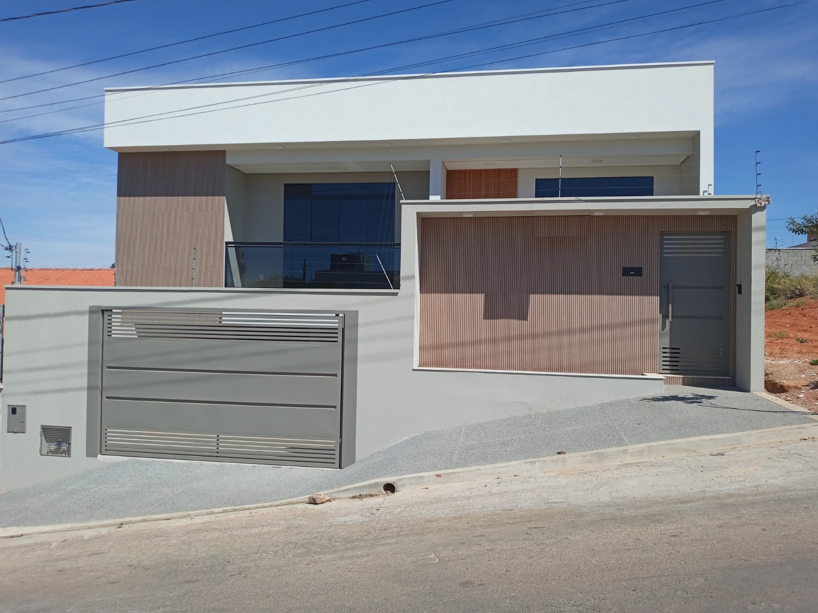 BELÍSSIMA CASA DISPONÍVEL PARA VENDA NO PORTAL DA SERRASanta Cecília Imóveis