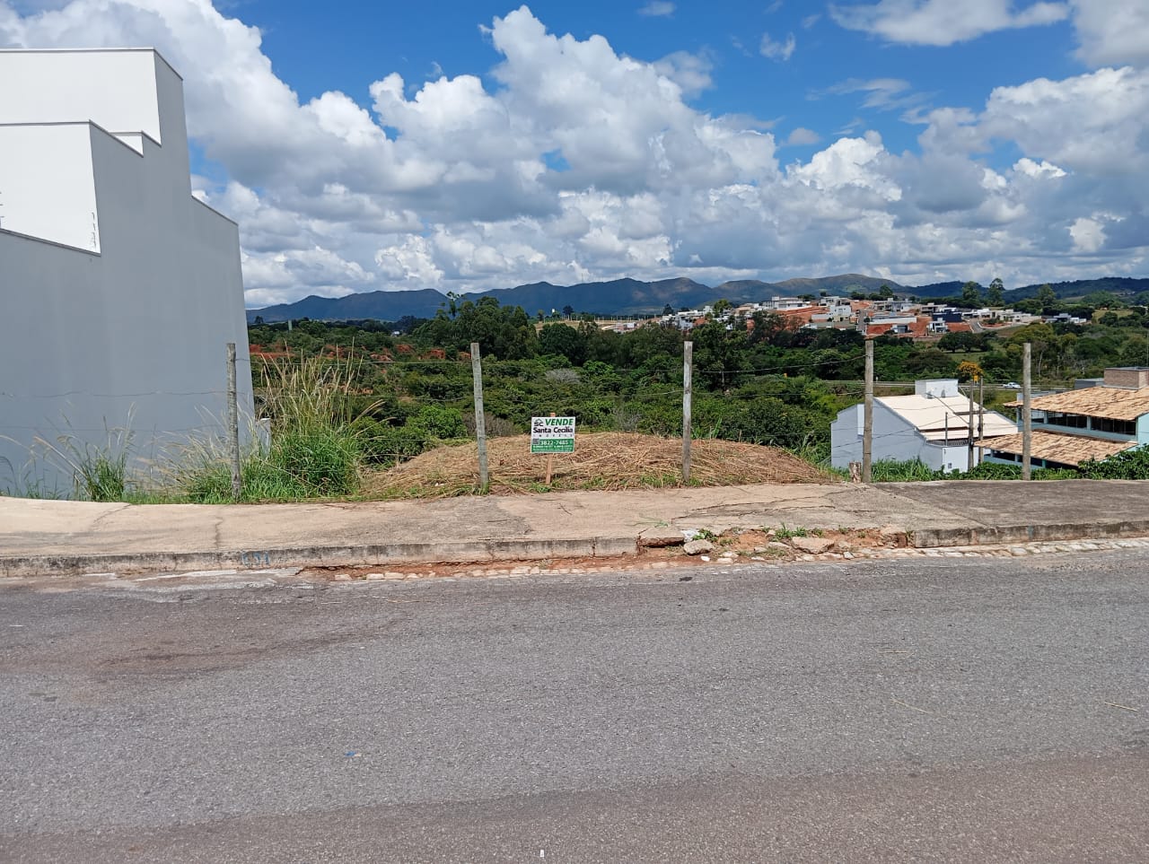 Lote com declive à venda no bairro Ouro Branco. 250m².Santa Cecília Imóveis
