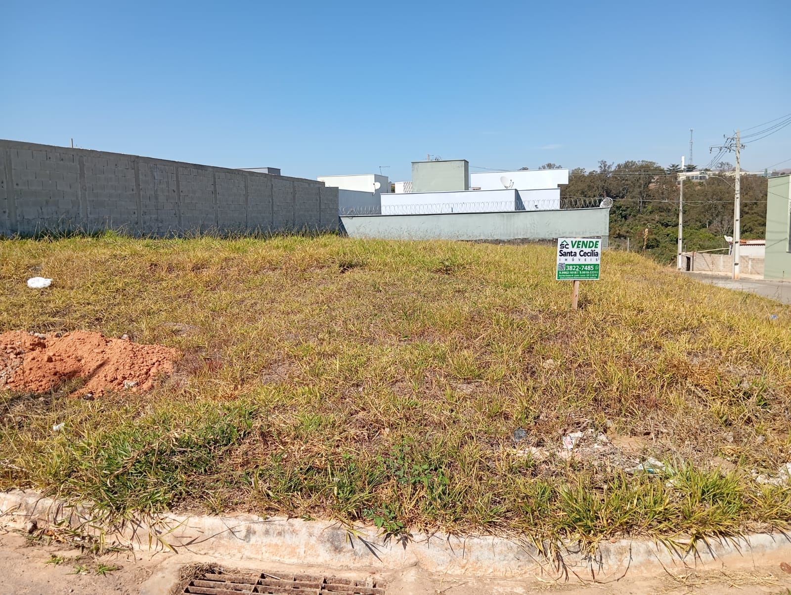 Excelente lote de esquina à venda bairro Jardim Itália.Santa Cecília Imóveis