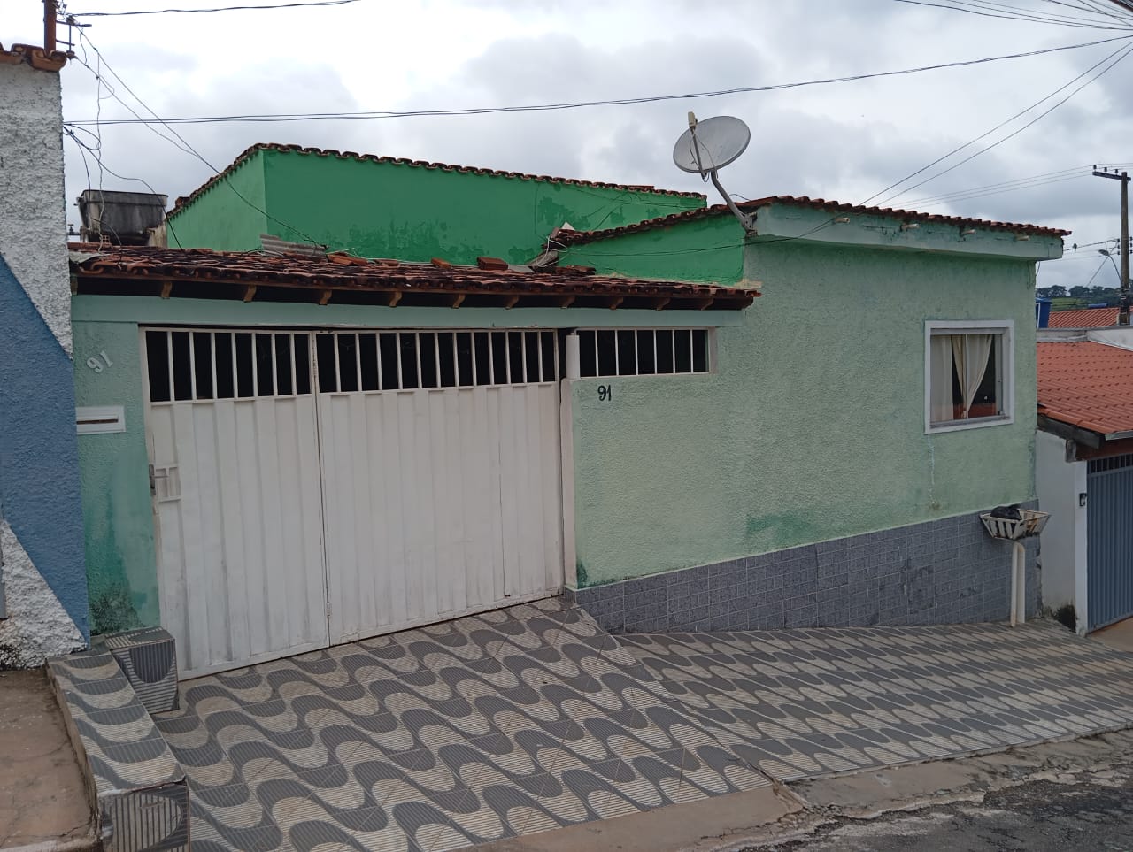 Casa à venda Água Limpa - possui piscina e churrasqueira.Santa Cecília Imóveis