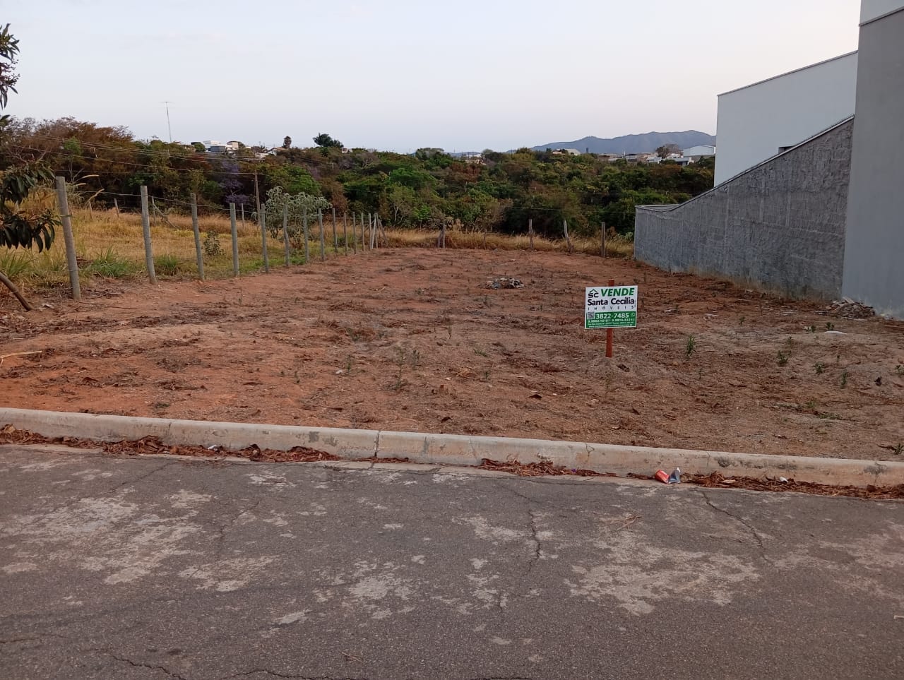Lote à venda com excelente topografia Jardim Itália.Santa Cecília Imóveis
