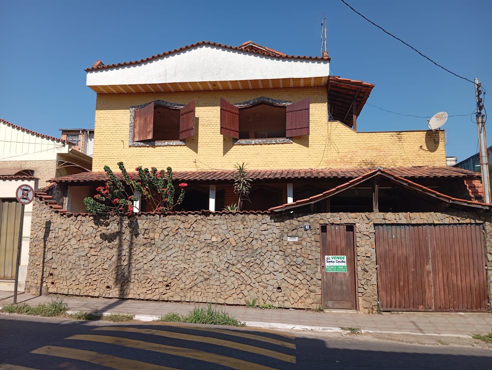CASA À VENDA EM RUA PRINCIPAL DO JARDIM FLORESTASanta Cecília Imóveis
