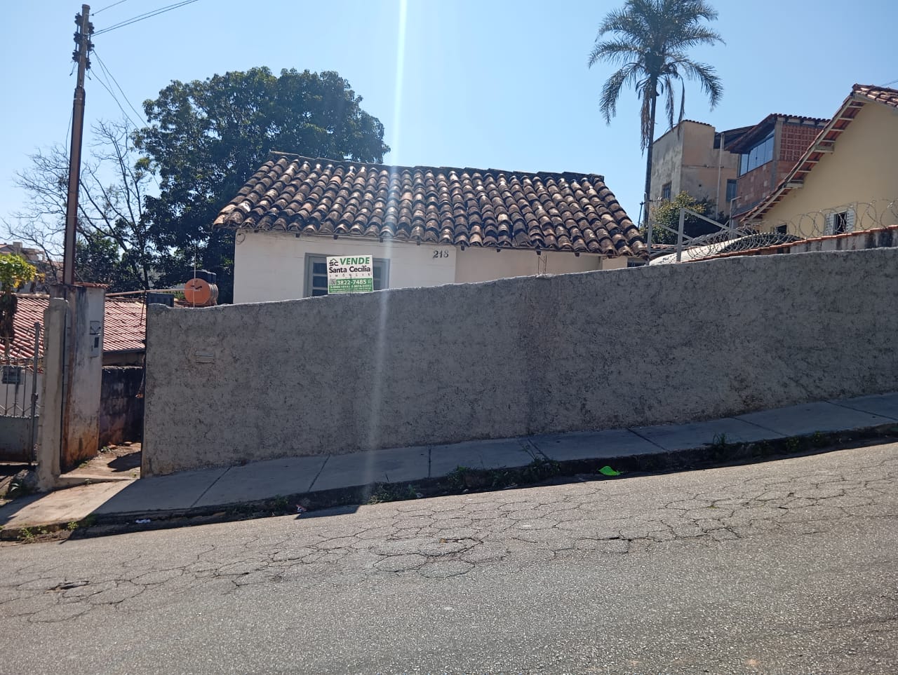 Lote à venda com casa antiga para demolir, 315,80m². Região central.Santa Cecília Imóveis