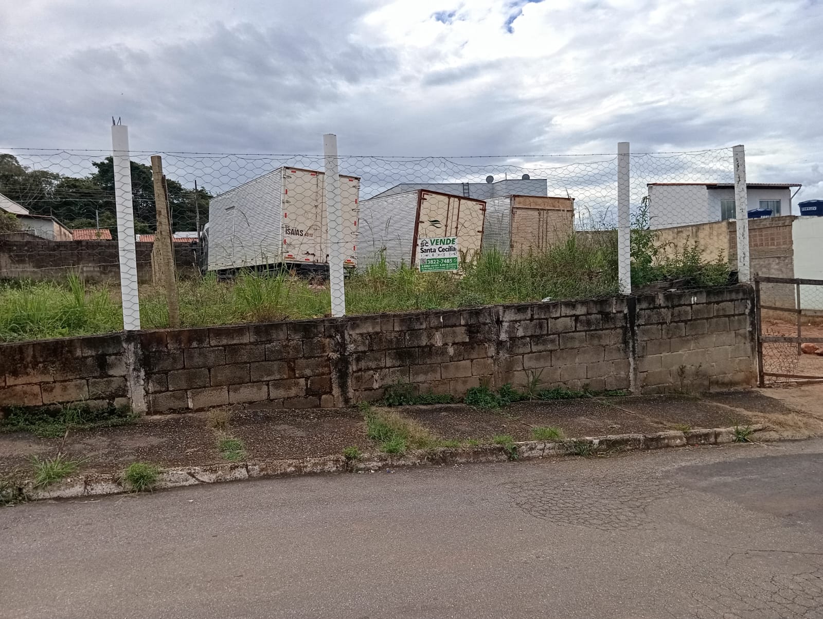 Lote à venda nas proximidades da UFLA, Jd América. 300m².Santa Cecília Imóveis