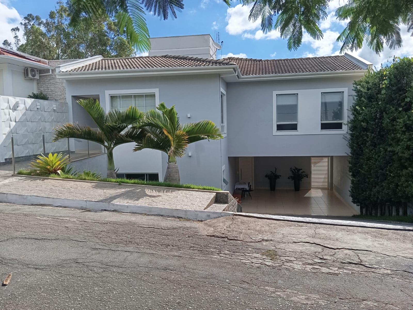 Casa ampla, confortável e com excelente área de lazer, condomínio Flamboyants.Santa Cecília Imóveis