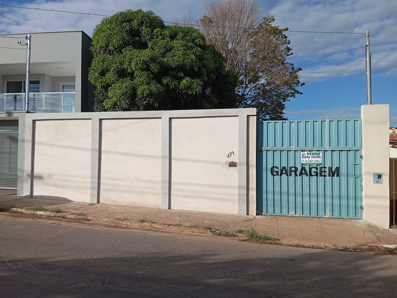 Excelente lote todo murado com área coberta de 30m².Santa Cecília Imóveis