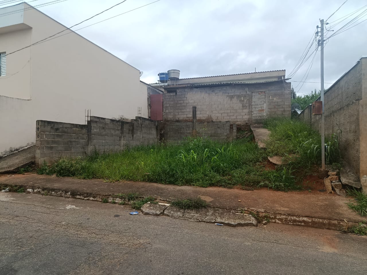 Casa simples bairro Nsa Sra de Lourdes II, lote 200m².Santa Cecília Imóveis