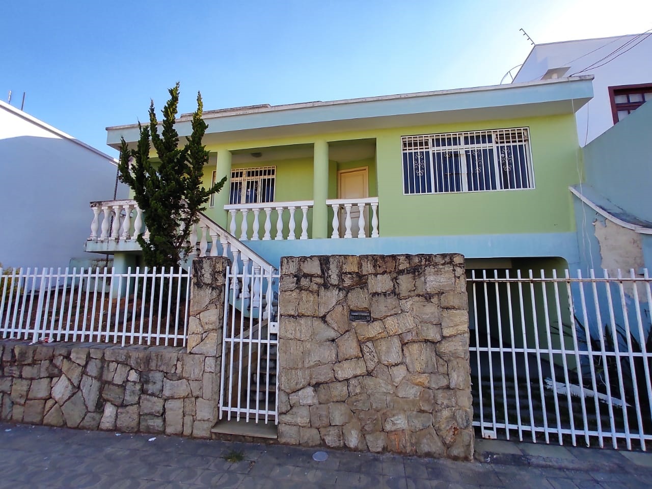 Casa ampla à venda bairro Centenário. Área construída: 246m².Santa Cecília Imóveis