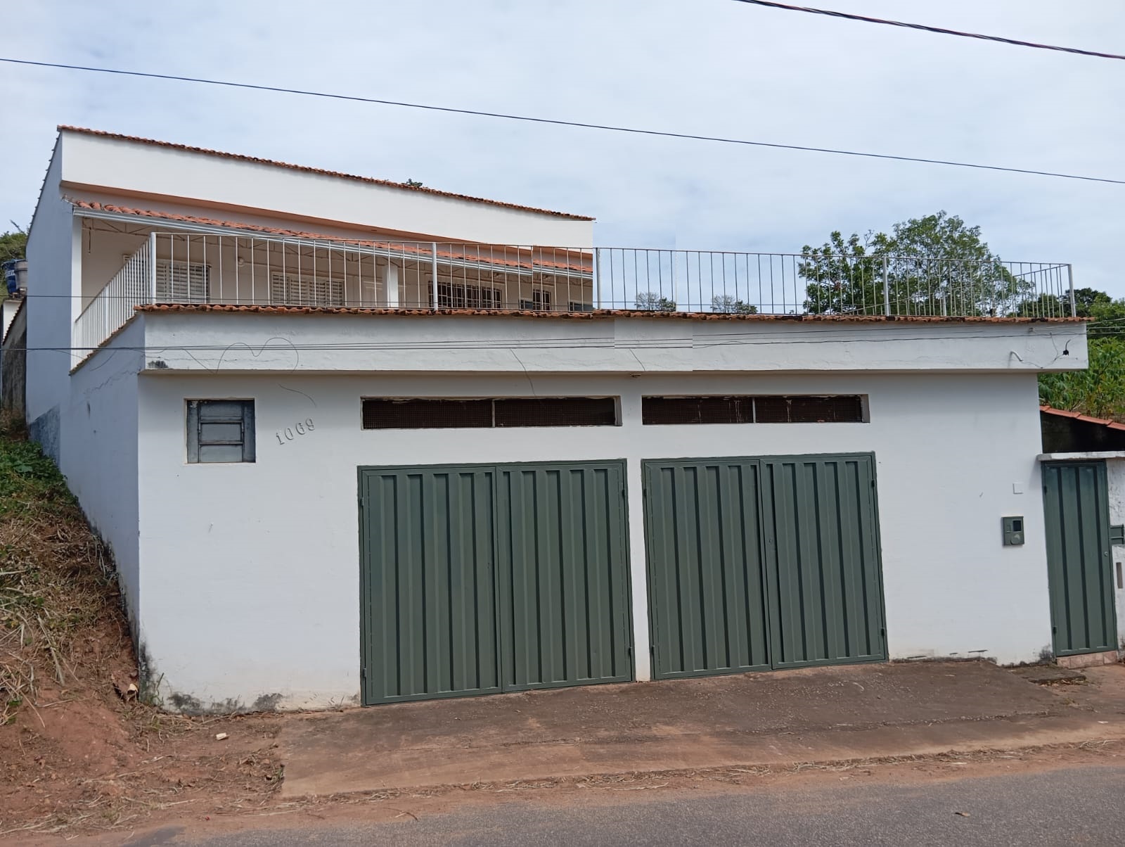 Vende-se casa com cômodo de comércio em Ribeirão Vermelho.Santa Cecília Imóveis