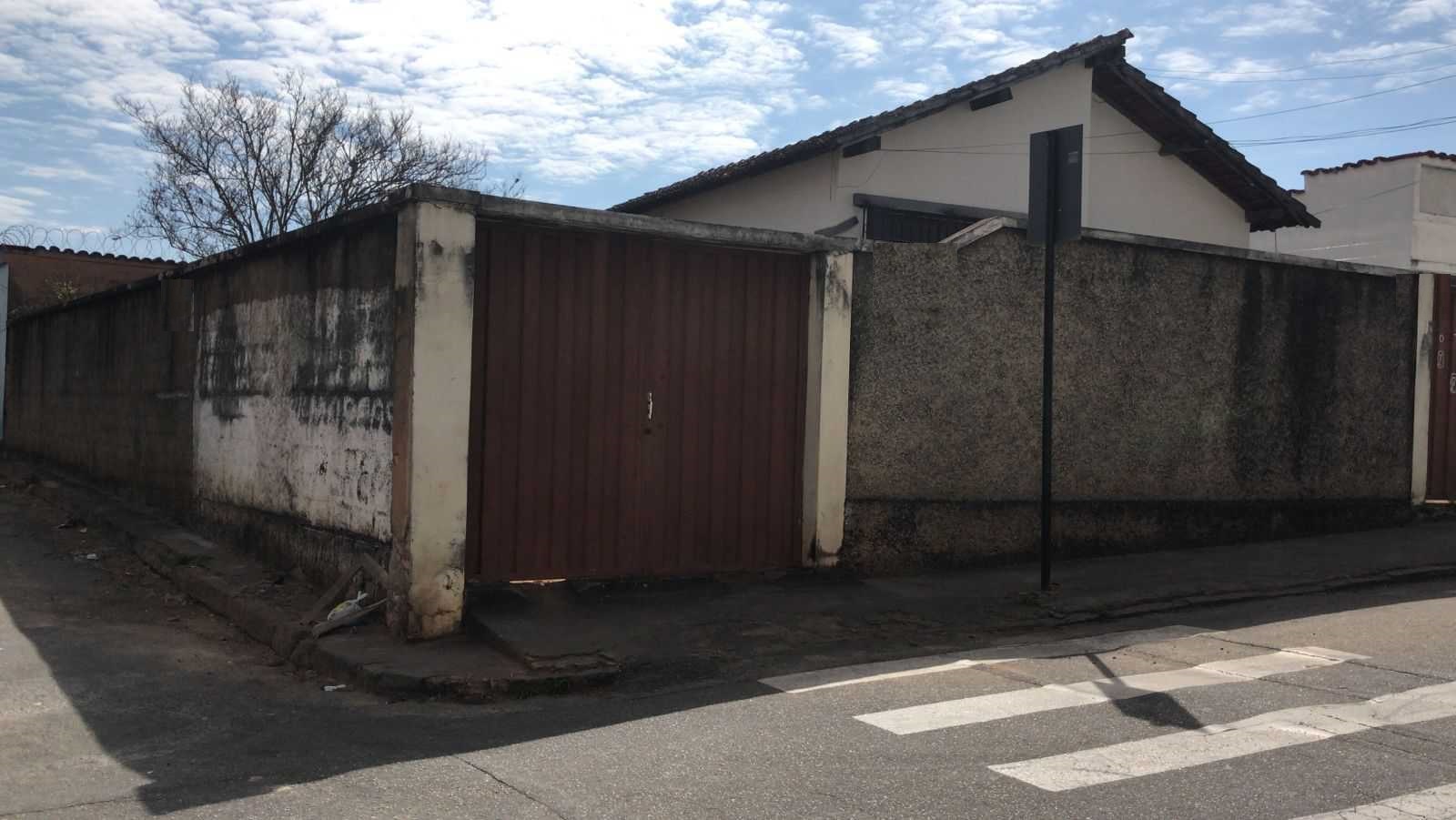 Casa antiga de esquina à venda na região central. Lote: 250m².Santa Cecília Imóveis