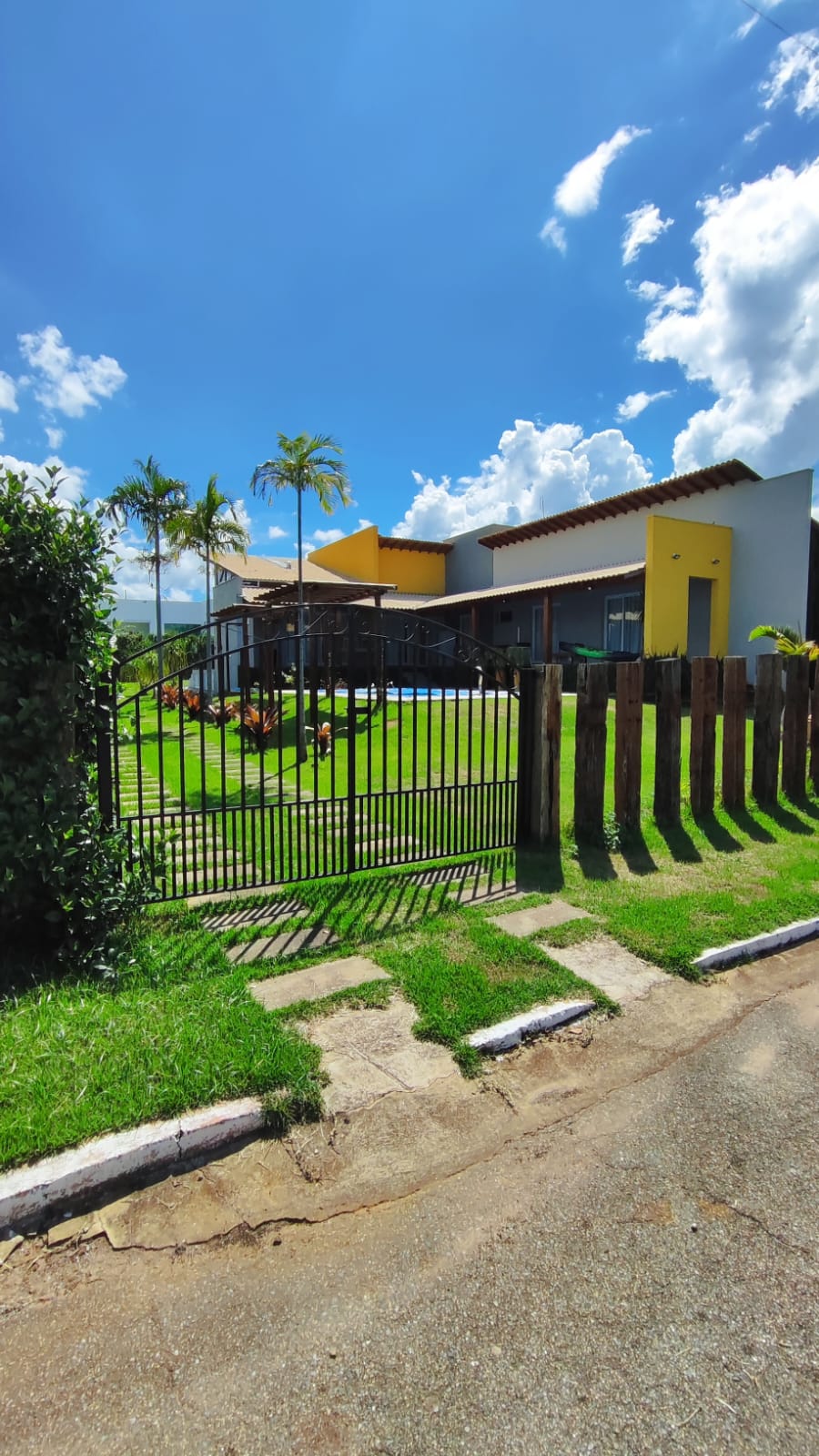 BELÍSSIMA CASA À VENDA NO RIVIERASanta Cecília Imóveis